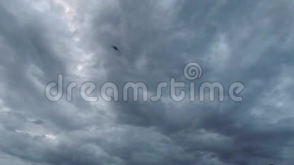 坏天气雷云的移动阴沉的天空视频的预览图