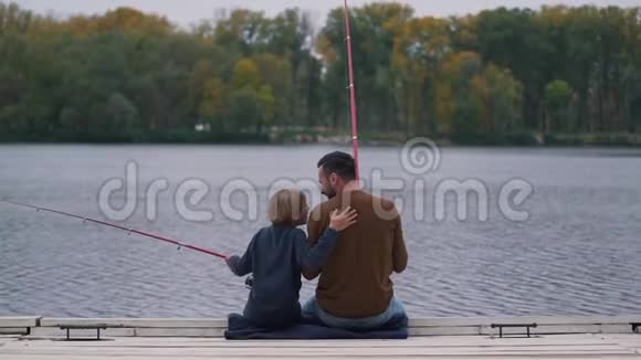 爸爸鼓励儿子钓鱼视频的预览图