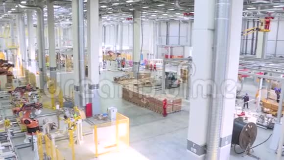 工厂的技术生产线场景团队焊接机器人代表运动在汽车零部件中视频的预览图