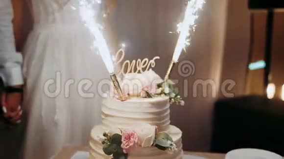 在晚会上用焰火慢行庆祝结婚蛋糕视频的预览图