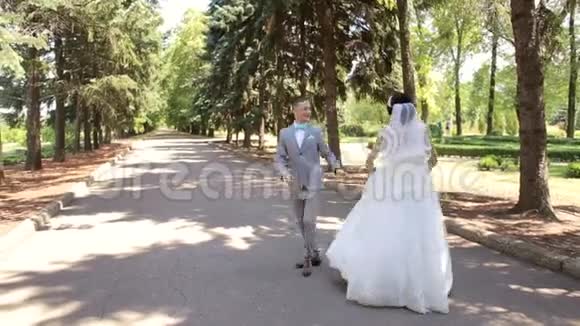 新婚夫妇在公园里跳华尔兹视频的预览图