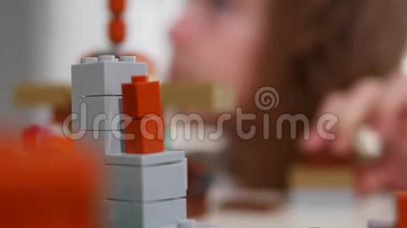 孩子们手拿着一块乐高积木玩双手合拢乐高是一种流行的建筑玩具选择性选择性选择性视频的预览图