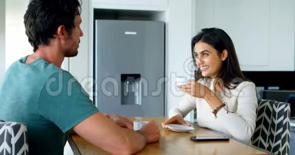 一对夫妇在厨房喝杯茶视频的预览图