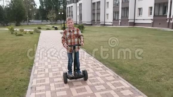 男孩在家附近骑着陀螺滑板车视频的预览图