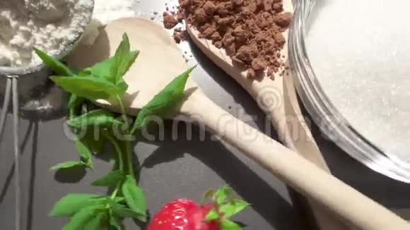 巧克力旁边面粉和糖中的薄荷和草莓视频的预览图