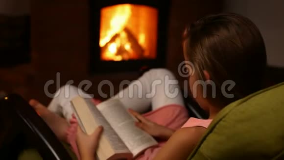 坐在摇椅上看书的小女孩视频的预览图