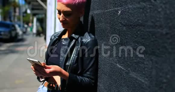 4k巷子里用手机的女人视频的预览图