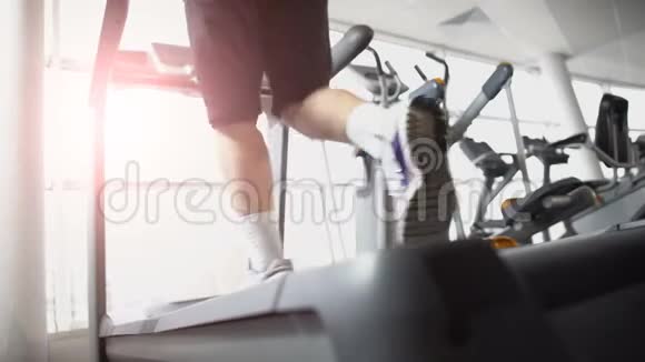 男人在跑步机上跑步有氧运动肌肉训练前热身视频的预览图