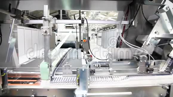 自动机器在印刷厂折叠纸板箱视频的预览图