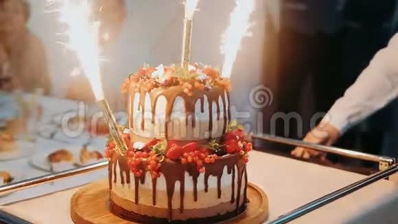 在晚会上用焰火慢行庆祝结婚蛋糕视频的预览图