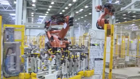 工厂的技术生产线场景团队焊接机器人代表运动在汽车零部件中视频的预览图