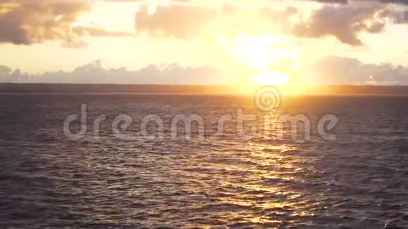 明亮的日落海面下有巨大的黄色太阳库存海上日落多彩天空概念的背景视频的预览图