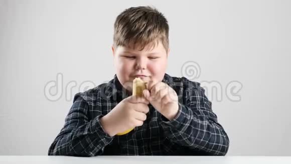 小胖男孩从香蕉上剥皮咬了50磅视频的预览图