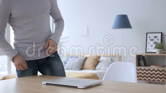有创意的成年男子在办公桌上做笔记本电脑工作视频的预览图