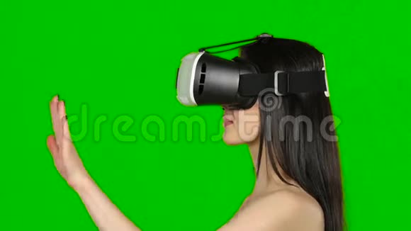 虚拟现实游戏女孩惊喜和快乐使用头戴式显示绿色屏幕关门视频的预览图