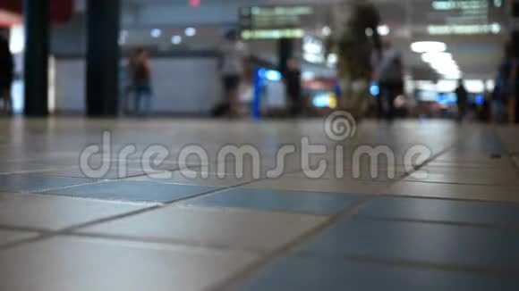 在机场候机楼走廊行走的散焦者的时间视频的预览图