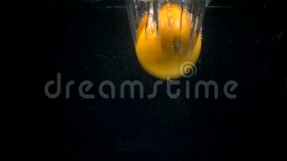 水中落下的柠檬和橘子的脚印视频的预览图
