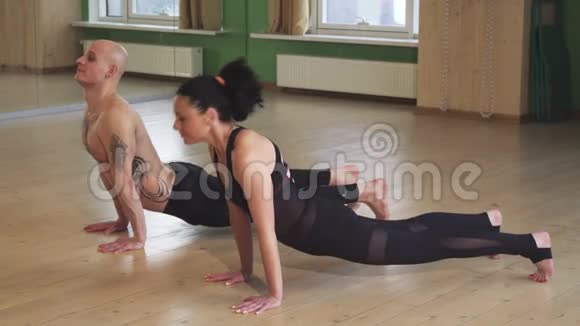 男女运动员一起练习瑜伽视频的预览图