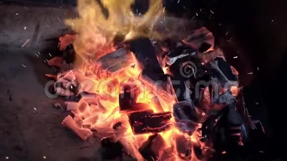烤肉煤在火中燃烧准备煮肉视频的预览图