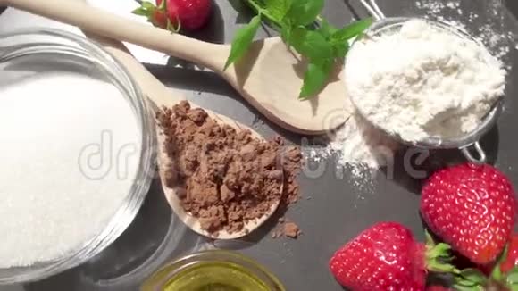草莓和可可放在薄荷和蜂蜜的烤盘上视频的预览图