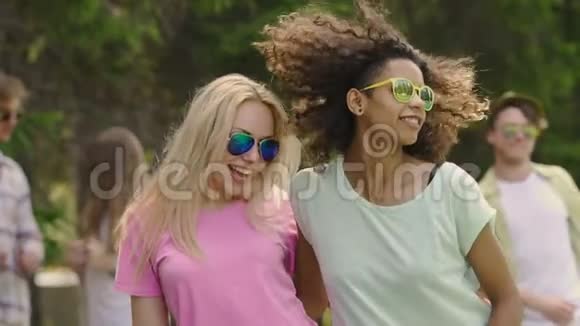 两个最好的朋友跳舞在公园里和朋友一起享受聚会暑假视频的预览图