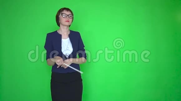 教师用指针在绿色屏幕背景上跳舞视频的预览图