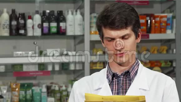 男性药剂师在药店做存货视频的预览图