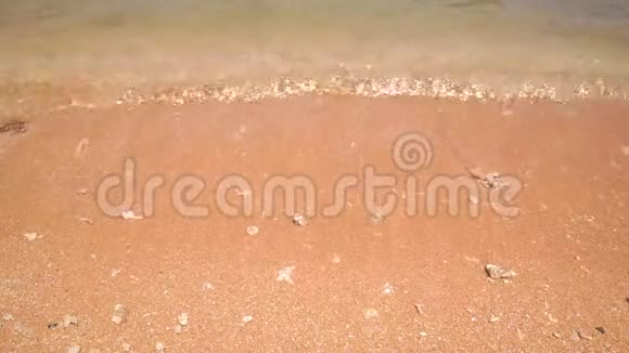清澈的海水冲刷着黄色的沙质海岸视频的预览图