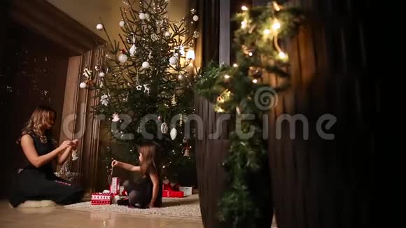 妈妈和女孩一起打扮圣诞树视频的预览图