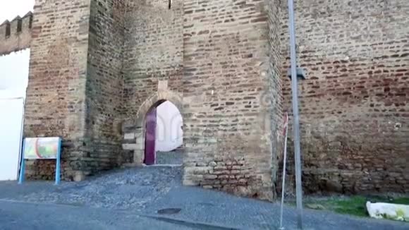 Alandroal镇城堡入口大门视频的预览图