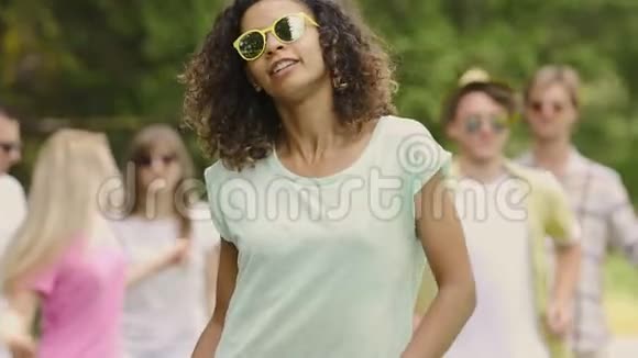 年轻迷人的女人在音乐节上和一群朋友跳舞聚会视频的预览图