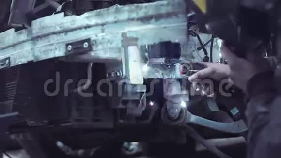 与汽车一起工作的焊工视频的预览图