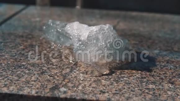 一片冰在烈日下融化视频的预览图