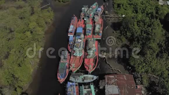 钓鱼船停泊在亚洲的河流4k无人机射击视频的预览图