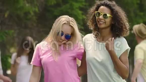 两个美丽的多民族女孩在夏日派对上玩得开心摆出自拍的姿势视频的预览图