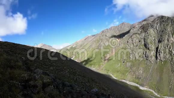 时间推移峡谷悬崖和山河与移动的天空阴影和云北高加索俄罗斯视频的预览图