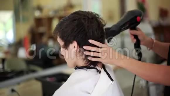 沙龙里的男式发型理发店里的人发干1920x1080视频的预览图