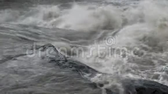 白水在岩石上瀑布视频的预览图
