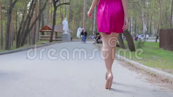 无脸的女人在公园里散步视频的预览图