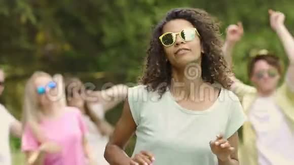 美丽的年轻混血女人在派对上走向音乐幸福视频的预览图