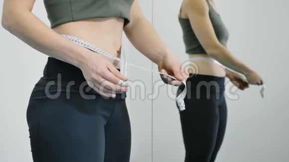 女人测量腰围视频的预览图