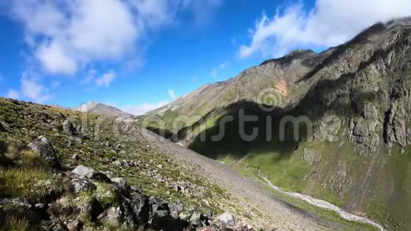 时间推移峡谷悬崖和山河与移动的天空阴影和云北高加索俄罗斯视频的预览图