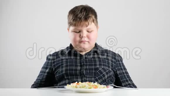 小胖男孩准备吃沙拉50英尺视频的预览图