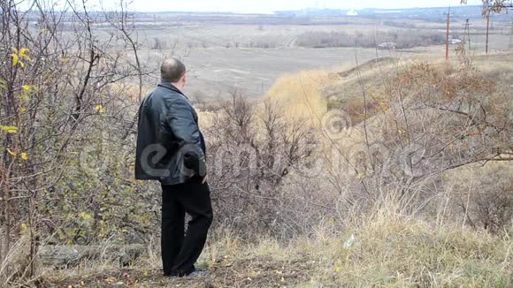 一个人站在山的边缘视频的预览图