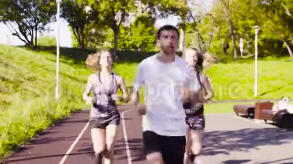 在运动场跑步的年轻人视频的预览图