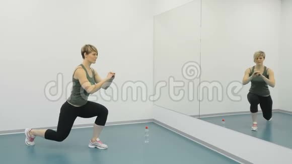 女人在镜子前的健身房里做猛击视频的预览图