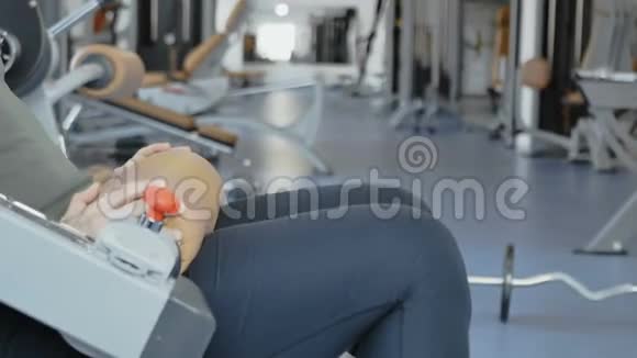 女人在健身房里屁股视频的预览图