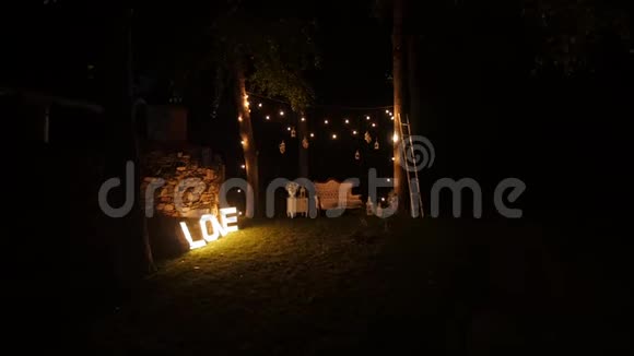 高清拍摄装饰院子晚上用灯光举行婚礼视频的预览图