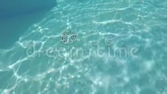 池中水下阳光洒在水底视频的预览图