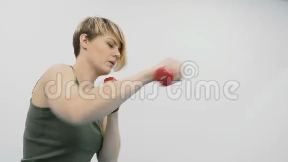 女子用哑铃训练手臂模仿拳击动作视频的预览图